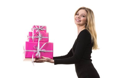 Pembe hediye kutuları yığını tutan kız