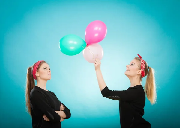 Retro flickor förbereder ballonger födelsedagsfest. — Stockfoto