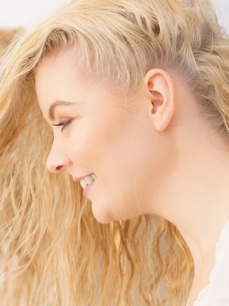 Портрет счастливой блондинки — стоковое фото