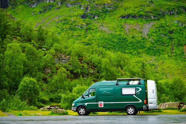 Camper van en noruego montañas —  Fotos de Stock