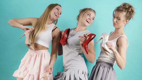 Tres mujeres mostrando zapatos de tacón alto —  Fotos de Stock