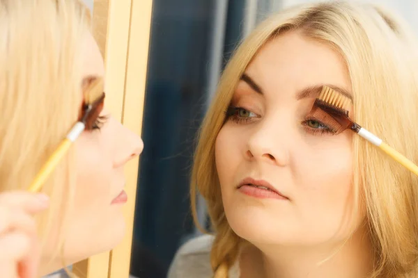 Frau wischt sich die Wimpern — Stockfoto