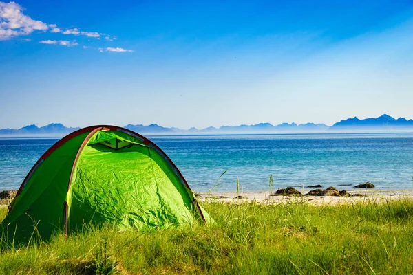 Paisaje marino con tienda en la playa, Lofoten Noruega — Foto de Stock