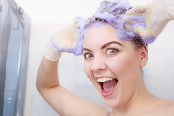 Lustige Frau mit Toner-Shampoo im Haar — Stockfoto