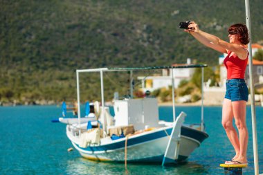 Turist Yunan marina için yapılan fotoğraf çekmek
