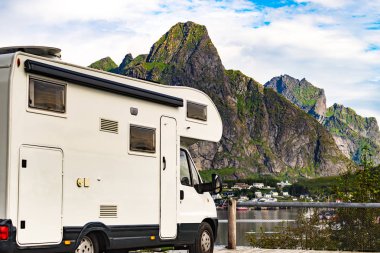 Fiyort üzerinde Camper araba, Lofoten Norveç