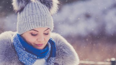 Kışın sıcak kıyafeti giymiş erkek