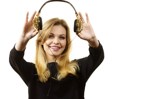 Mujer adolescente sosteniendo auriculares — Foto de Stock