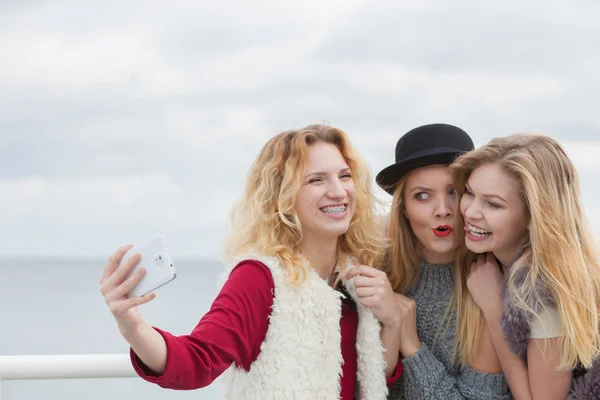 Drie vrouwen nemen selfie buiten — Stockfoto