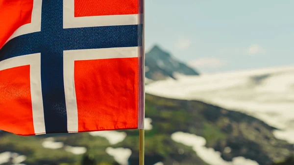Norveç bayrağı ve dağlar karlı manzara — Stok fotoğraf