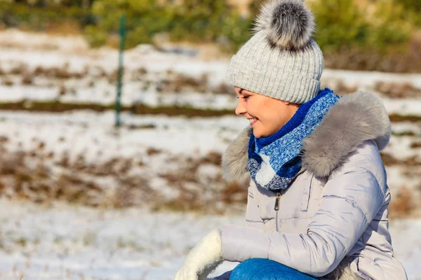 Kvinna klädd i varma outfit under vintern — Stockfoto