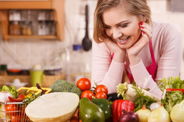Женщина с овощами на столе — стоковое фото