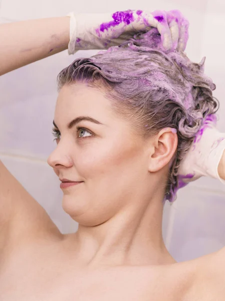Žena pomocí toneru šamponu na vlasy — Stock fotografie