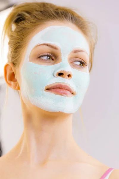 Chica con máscara de barro verde blanco en la cara — Foto de Stock