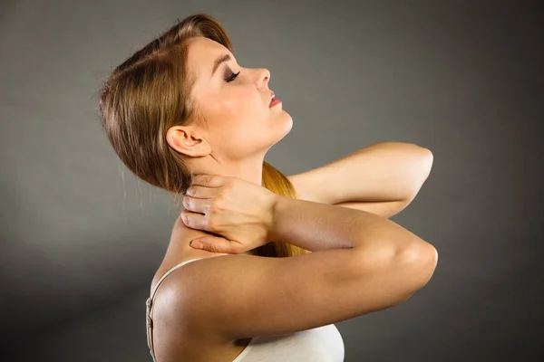 Frau leidet unter Nackenschmerzen — Stockfoto