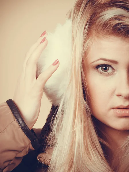 Femme blonde en hiver cache-oreilles et veste . — Photo
