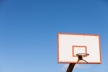 Mavi gökyüzü karşı basketbol sepeti