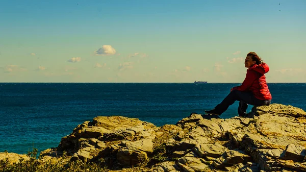 Turistkvinna på havsklippor i Spanien — Stockfoto