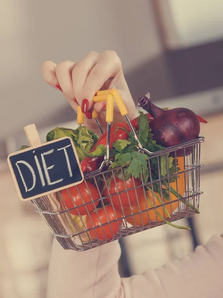 Backet de compras com legumes de dieta — Fotografia de Stock