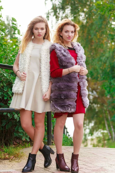 Dos mujeres de moda al aire libre — Foto de Stock