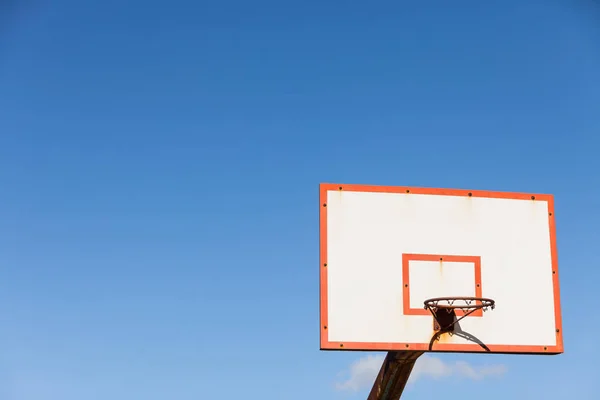 Basketballkorb vor blauem Himmel — Stockfoto