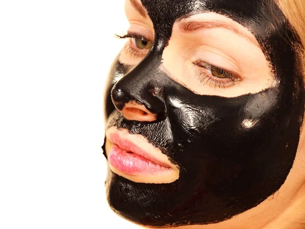 Meisje zwarte carbo peel off masker op het gezicht — Stockfoto