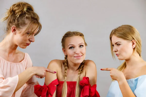 Donna vittima di bullismo da due donne — Foto Stock