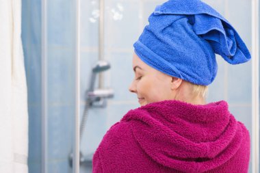 Duş sonra havlu kadında