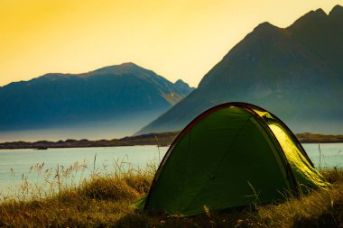 Sahilde çadır deniz kıyısında, Lofoten Norveç