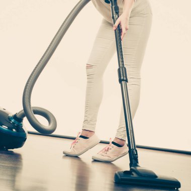 Kadın bacakları ve elektrikli süpürge