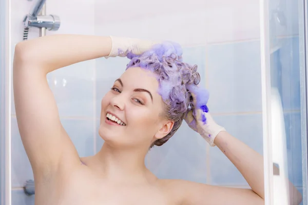 Mulher aplicando xampu toner em seu cabelo — Fotografia de Stock
