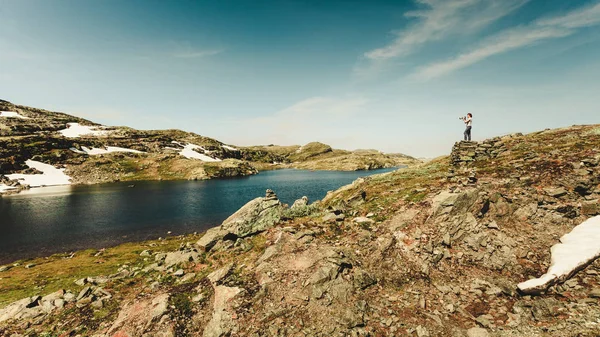 Norveç doğa turizm alarak fotoğraf — Stok fotoğraf