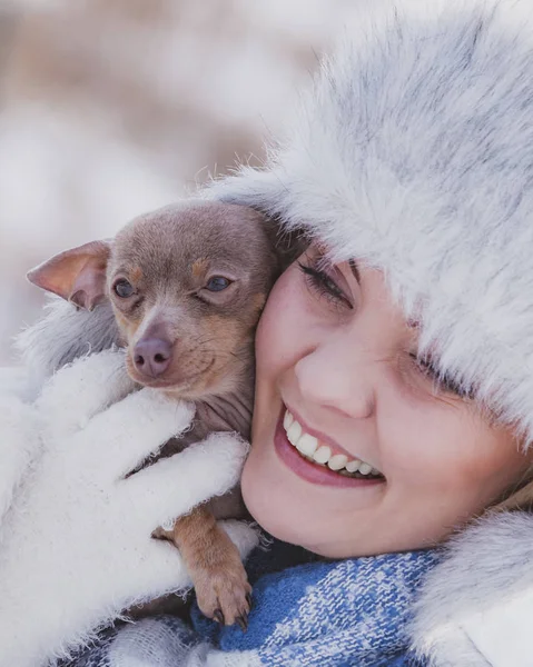 Mulher brincando com cão durante o inverno — Fotografia de Stock