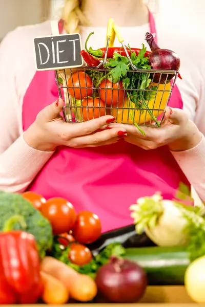 Backet de compras com legumes de dieta — Fotografia de Stock