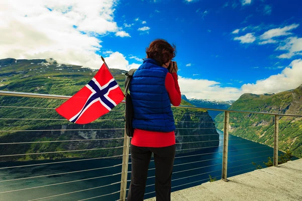 Turist alma fotoğraf fiyort Landscape, Norveç — Stok fotoğraf