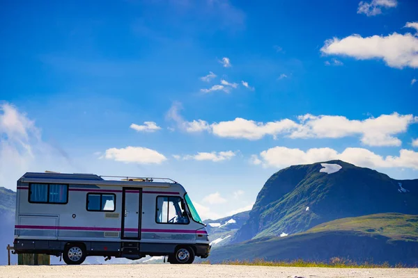 Camper car sul ciglio della strada nelle montagne norvegesi — Foto Stock