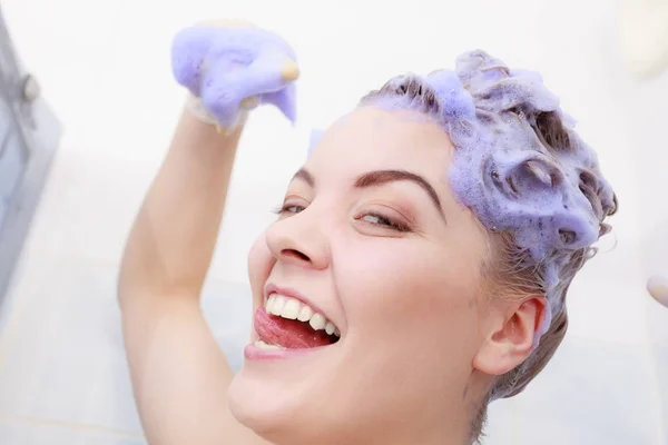 Vicces nő toner sampon haját — Stock Fotó