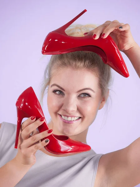 Modestylistin präsentiert High Heels — Stockfoto