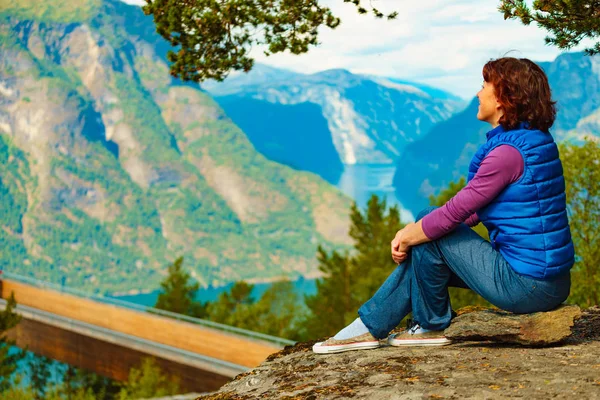 Tourist njuter berg Fjord View, Norge — Stockfoto