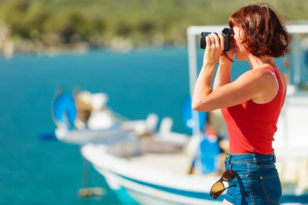 Touriste prendre des photos dans la marina grecque — Photo