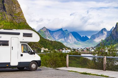 Fiyort üzerinde Camper araba, Lofoten Norveç
