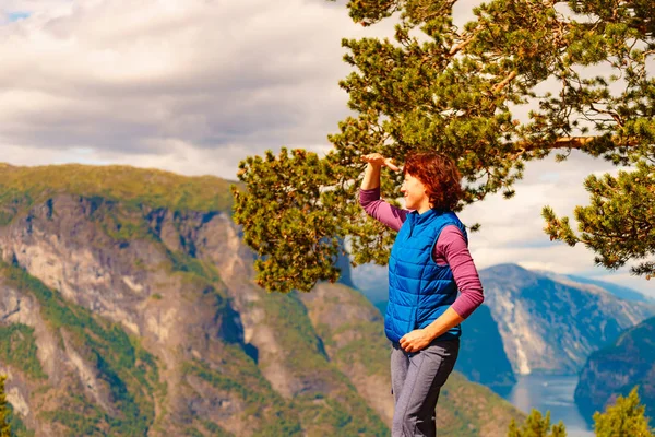 Turismo en la cima de las montañas, Noruega — Foto de Stock