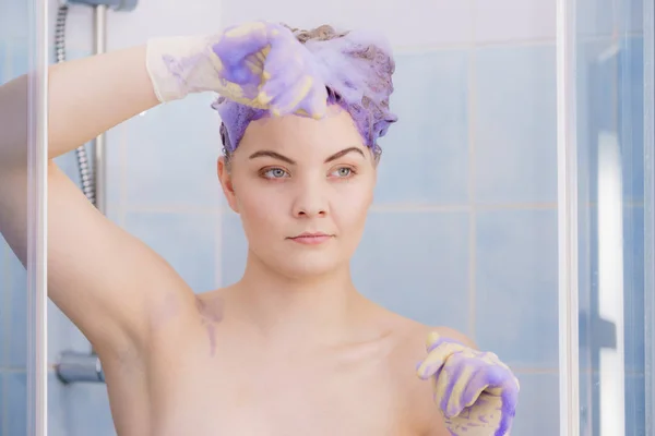 Frau trägt Tonershampoo auf ihr Haar auf — Stockfoto