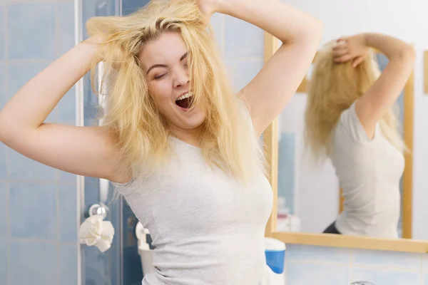 Gelukkig verse blonde vrouw in badkamer — Stockfoto