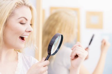 Mutlu kadın saç, magnifer üzerinden seyir