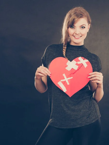 Mujer sonriente con el corazón curado . — Foto de Stock