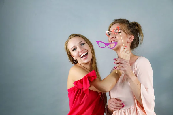 Twee vrouwen met carnaval maskers — Stockfoto