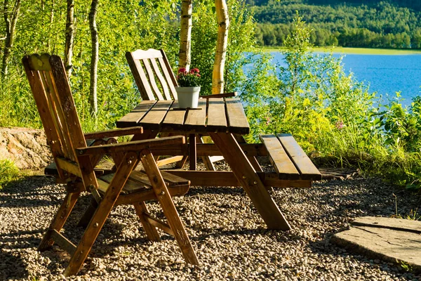 Área de parada de descanso local de piquenique na costa do lago fiorde — Fotografia de Stock