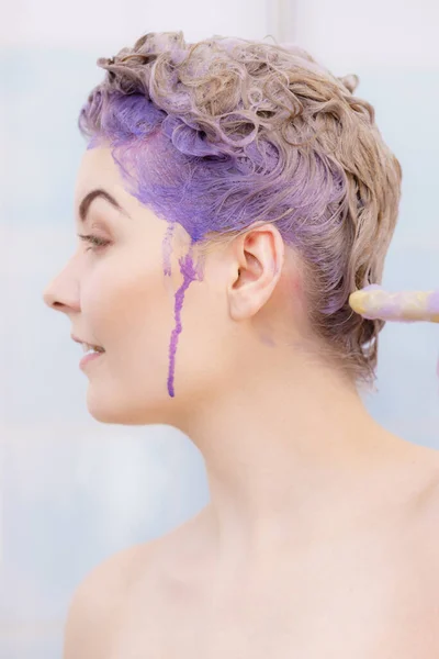 Γυναίκα εφαρμογή γραφίτη σαμπουάν για τα μαλλιά — Φωτογραφία Αρχείου