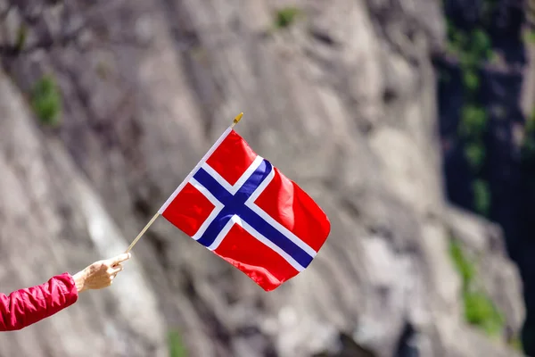 Tourist with norwegian flag in rocks mountains — Stock Photo, Image